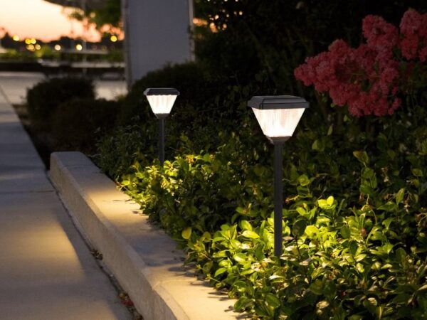 LUZ LED SOLAR PARA JARDIN (ESTACA)